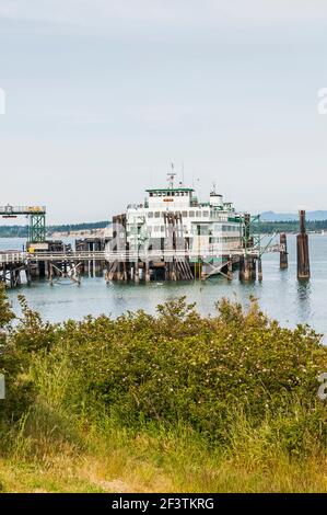 Blick auf den Anacortes Ferry Terminal und die Hyak Ferry von einem Wohngebäude auf der Navigator Lane in Anacortes, Washington. Stockfoto