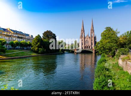 Eine schöne Aussicht auf die St. Paul's Church von Straßburg, Frankreich. Es liegt an der Stelle, wo die Flüsse ILL und Aare zusammenfließen. Schöner sonniger Sommertag. Stockfoto