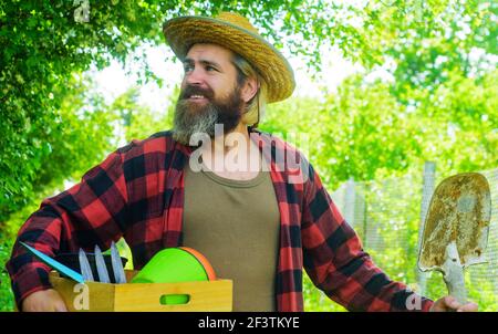 Professioneller Gärtner. Bärtiger Mann mit Gartengeräten. Arbeiten im Garten. Stockfoto