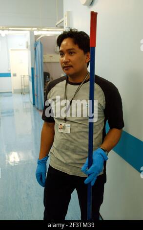 JESUS ELLASON REINIGUNG IM ST MARYS KRANKENHAUS IN PADDINGTON. TOM PILSTON Stockfoto