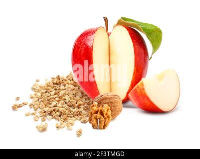 Leckeres Müsli mit Apfel und Walnuss auf weißem Hintergrund Stockfoto