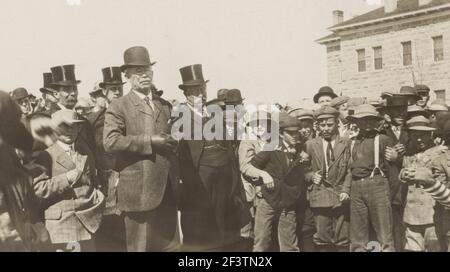 Roosevelt in Reno - Foto zeigt Theodore Roosevelt in einer Menschenmenge, wahrscheinlich in Reno, Nevada, um 1911 Stockfoto