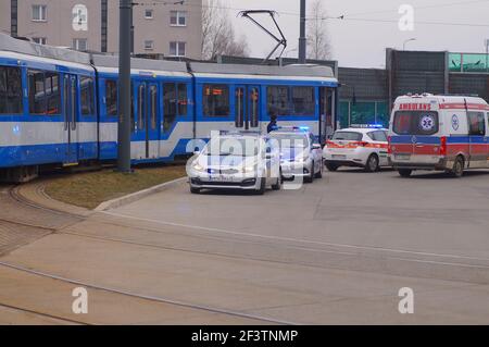 Krakau, Polen - 03,11.2021: Unfall mit Straßenbahnen und Personenwagen - Polizei, medizinische und Verkehrspolizei Autos. Der Ort des Zwischenfalls in Krakau Stockfoto