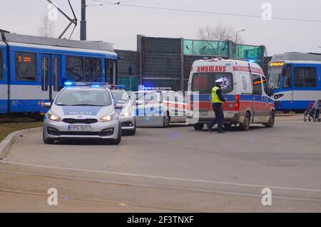 Krakau, Polen - 03,11.2021: Unfall mit Straßenbahnen und Personenwagen - Polizei, medizinische und Verkehrspolizei Autos. Der Ort des Zwischenfalls in Krakau Stockfoto