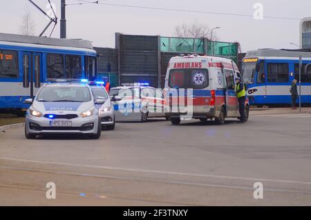 Krakau, Polen - 03,11.2021: Unfall mit Straßenbahnen und Personenwagen - Polizei, medizinische und Verkehrspolizei Autos. Der Ort des Zwischenfalls in Krakau Stockfoto