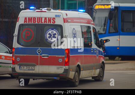 Krakau, Polen - 03,11.2021: Unfall mit Straßenbahnen und Personenwagen - Polizei, medizinische und Verkehrspolizei Autos. Der Ort des Zwischenfalls in Krakau Stockfoto