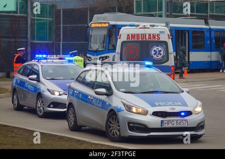 Krakau, Polen - 03,11.2021: Unfall mit Straßenbahnen und Personenwagen - Polizei, medizinische und Verkehrspolizei Autos. Der Ort des Zwischenfalls in Krakau Stockfoto