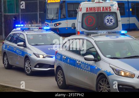 Unfall mit Straßenbahn und Fahrgast - Polizei, medizinische und Verkehrspolizei Autos. Der Ort des Zwischenfalls in Krakau Stockfoto