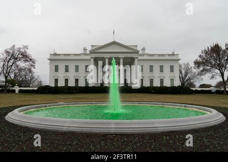 Washington DC, USA. März 2021, 17th. Der Brunnen auf dem North Lawn des Weißen Hauses in Washington, DC, wird in grünem Licht zur Feier des St. Patrick's Day, 17. März 2021 beleuchtet. Quelle: Chris Kleponis/Pool via CNP /MediaPunch Quelle: MediaPunch Inc/Alamy Live News Stockfoto