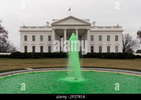 Washington DC, USA. März 2021, 17th. Der Brunnen auf dem North Lawn des Weißen Hauses in Washington, DC, wird in grünem Licht zur Feier des St. Patrick's Day, 17. März 2021 beleuchtet. Quelle: Chris Kleponis/Pool via CNP /MediaPunch Quelle: MediaPunch Inc/Alamy Live News Stockfoto