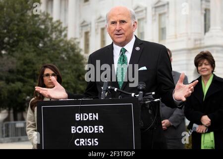 Die Vertreterin der Vereinigten Staaten, Louie Gohmert (Repräsentantin von Texas), hält am Mittwoch, den 17. März 2021, während einer Pressekonferenz des House Freedom Caucus zur Einwanderung an der südlichen Grenze, außerhalb des US-Kapitols in Washington, DC, eine Rede. Kredit: Rod Lampey/CNP /MediaPunch Stockfoto