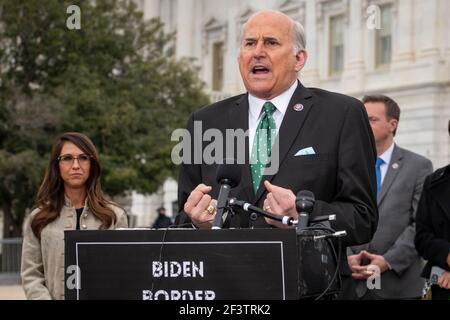 Die Vertreterin der Vereinigten Staaten, Louie Gohmert (Repräsentantin von Texas), hält am Mittwoch, den 17. März 2021, während einer Pressekonferenz des House Freedom Caucus zur Einwanderung an der südlichen Grenze, außerhalb des US-Kapitols in Washington, DC, eine Rede. Kredit: Rod Lampey/CNP /MediaPunch Stockfoto