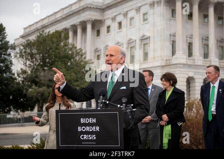 Die Vertreterin der Vereinigten Staaten, Louie Gohmert (Repräsentantin von Texas), hält am Mittwoch, den 17. März 2021, während einer Pressekonferenz des House Freedom Caucus zur Einwanderung an der südlichen Grenze, außerhalb des US-Kapitols in Washington, DC, eine Rede. Kredit: Rod Lampey/CNP /MediaPunch Stockfoto