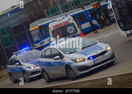 Unfall mit Straßenbahn und Fahrgast - Polizei, medizinische und Verkehrspolizei Autos. Der Ort des Zwischenfalls in Krakau Stockfoto