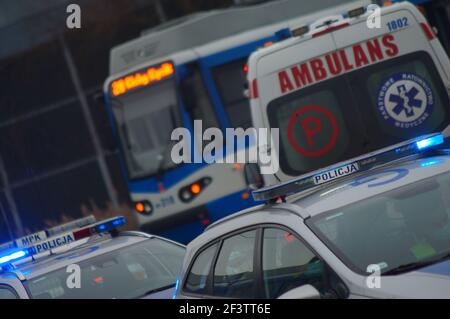 Unfall mit Straßenbahn und Fahrgast - Polizei, medizinische und Verkehrspolizei Autos. Der Ort des Zwischenfalls in Krakau Stockfoto