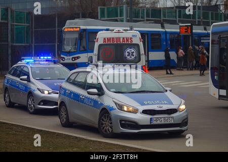 Krankenwagen und Polizei - Abfahrt von der Szene eines Verkehrsunfalls. Stockfoto