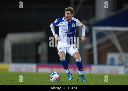 Blackburn, Großbritannien. März 2021, 17th. Joe Rothwell #8 von Blackburn Rovers mit dem Ball in Blackburn, UK am 3/17/2021. (Foto von Simon Whitehead/News Images/Sipa USA) Quelle: SIPA USA/Alamy Live News Stockfoto