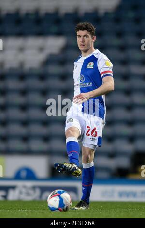 Blackburn, Großbritannien. März 2021, 17th. Darragh Lenihan #26 von Blackburn Rovers übergibt den Ball in Blackburn, UK am 3/17/2021. (Foto von Simon Whitehead/News Images/Sipa USA) Quelle: SIPA USA/Alamy Live News Stockfoto