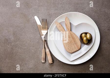 Traditionelle ostern Frühlingsmahlzeit Hintergrund. Tischunterlage mit Hase und Eiern Stockfoto