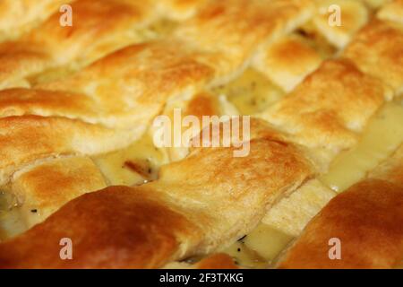 Nahaufnahme eines Chicken Pot Pie mit goldbraunem lattisierten Gebäck. Stockfoto