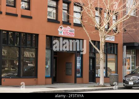 Everett, USA. März 2021, 17th. Ein Unternehmen, das sich darauf vorbereitet, bald in der Stadt Everett Washington zu öffnen, hat einen Aufschrei des Rassismus auf reddit geschaffen. Die Soup Nazi Kitchen befindet sich in der Innenstadt und hat bereits Vandalismus einschließlich Graffiti und zerschmetterte Fenster erlebt. Der Besitzer hat beschlossen, nach ausgesprochenen Community Bedenken in Bezug auf den Namen umzubenennen. Der Begriff Soup Nazi wurde in der beliebten TV-Show-Komödie Seinfeld von 90s verwendet. Quelle: James Anderson/Alamy Live News Stockfoto