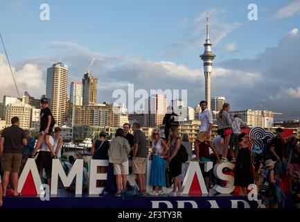 America's Cup Village in Auckland am Tag Emirates Team Neuseeland gewann den Auld Becher Stockfoto