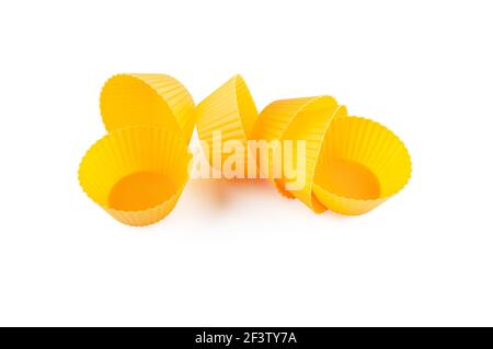 Orange gelbe Silikon Form Formen zum Kochen Muffin und Cupcake isoliert auf weiß. Stockfoto