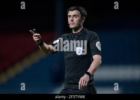 Blackburn, Großbritannien. März 2021, 17th. Schiedsrichter Craig Hicks trifft eine Entscheidung in Blackburn, UK am 3/17/2021. (Foto von Simon Whitehead/News Images/Sipa USA) Quelle: SIPA USA/Alamy Live News Stockfoto