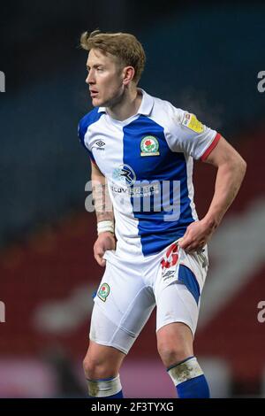 Blackburn, Großbritannien. März 2021, 17th. Lewis Holtby #10 von Blackburn Rovers passt seine Shorts in Blackburn, UK am 3/17/2021 an. (Foto von Simon Whitehead/News Images/Sipa USA) Quelle: SIPA USA/Alamy Live News Stockfoto