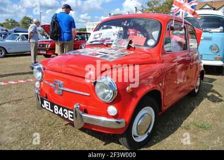 Ein Fiat 600 aus dem Jahr 1967 wurde auf der Oldtimer-Ausstellung an der englischen Riviera in Paignton, Devon, England, Großbritannien, ausgestellt. Stockfoto