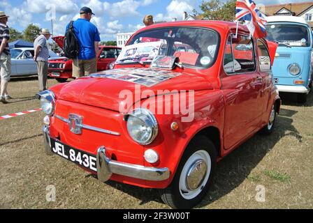 Ein Fiat 600 aus dem Jahr 1967 wurde auf der Oldtimer-Ausstellung an der englischen Riviera in Paignton, Devon, England, Großbritannien, ausgestellt. Stockfoto