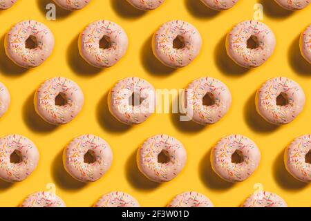 Nahtloses Donut-Muster auf hellem leuchtenden Hintergrund Stockfoto