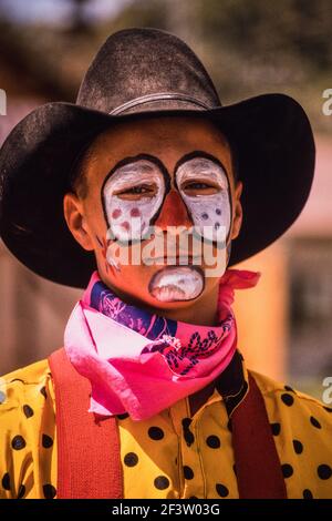 Ein professioneller Rodeo-Clown oder Bullfighter mit seinem Make-up bei einem Kleinstadt-Rodeo in New Mexico. Der Clown hat die Aufgabe, jeden gefallenen Cowboy vor zu schützen Stockfoto