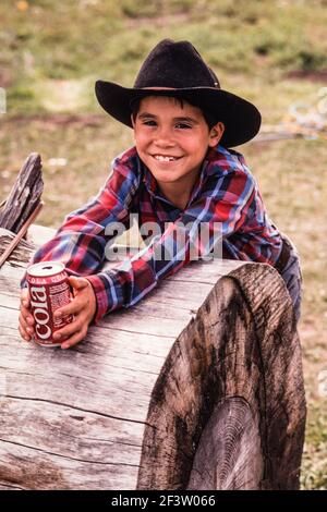 Ein kleiner Cowboy-Rodeo-Fan freut sich, bei einem kleinen Rodeo in New Mexico zu sein. Stockfoto