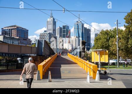 Melbourne City Centre Menschen betreten die Sandridge Brücke über den Yarra River, Melbourne, Australien Stockfoto