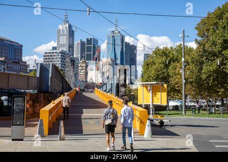 Melbourne City Centre Menschen betreten die Sandridge Brücke über den Yarra River, Melbourne, Australien Stockfoto