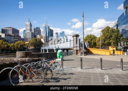 Fahrräder auf der Southbank im Stadtzentrum von Melbourne mit Sandrücken Fußgängerbrücke über den Fluss Yarra, Melbourne, Australien Stockfoto