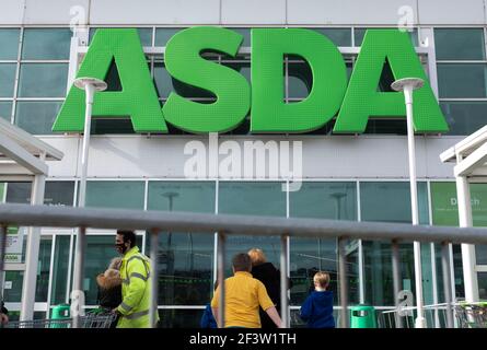 Carmarthenshire, Großbritannien. März 2021, 17th. Menschen, die außerhalb des Supermarkts Asda in Wales, Großbritannien, gesehen wurden.Acht weitere Menschen sind in Wales an Coronaviren gestorben und die Infektionsrate ist insgesamt leicht gestiegen. Kredit: SOPA Images Limited/Alamy Live Nachrichten Stockfoto