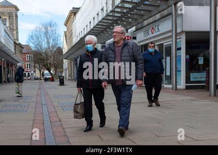 Carmarthenshire, Großbritannien. März 2021, 17th. Die Menschen gehen an der HSBC Bank in Wales, Großbritannien, vorbei.Acht weitere Menschen sind in Wales an Coronaviren gestorben und die Infektionsrate ist insgesamt leicht gestiegen. Kredit: SOPA Images Limited/Alamy Live Nachrichten Stockfoto