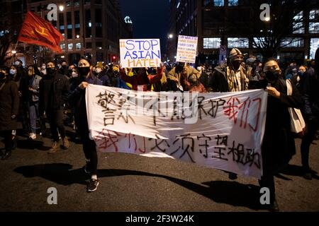 Demonstranten sammeln sich, um die Aufmerksamkeit auf die asiatisch-amerikanische Diskriminierung zu lenken und an die asiatisch-amerikanischen Menschenleben zu erinnern, die gestern Abend in Atlanta, in Chinatown, Washington, DC, bei einer Reihe von Schießereien verloren gegangen sind. 17. März 2021, inmitten der Coronavirus-Pandemie. Letzte Nacht soll ein weißer Schütze auf asiatisch-amerikanische Massagesalons in Atlanta gezielt gewesen sein, bei denen acht in einer Reihe von Erschießungen getötet wurden, darunter sechs Frauen asiatischer Herkunft, da die berichteten Hassverbrechen gegen asiatisch-amerikanische Amerikaner während der Pandemie dramatisch zugenommen haben. (Graeme Sloan/Sipa USA) Stockfoto