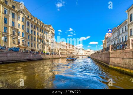 Blick von einem Ausflugsboot auf dem Wasser des Flusses Neva im touristischen Zentrum von Sankt Petersburg, Russland. Stockfoto