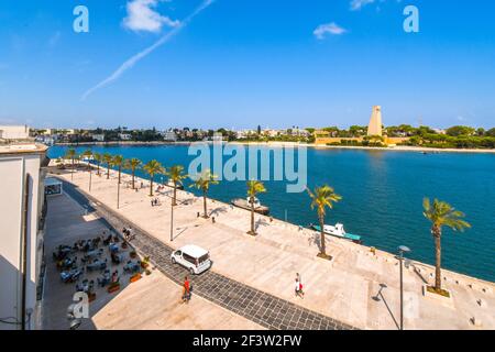 Das italienische Seemanndenkmal, Promenade und Bucht in der Küstenhafenstadt Brindisi Italien in der südlichen Region Apuliens. Stockfoto