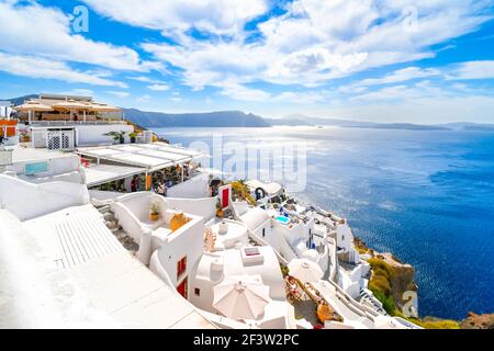 Die weiß getünchten Hügel Stadt Oia, Griechenland, mit Cafés und Hotels mit Blick auf das Ägäische Meer und die Caldera. Stockfoto