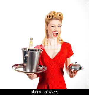 Pinup Catering-Kellner mit Champagner und Service-Tablett. Restaurant mit Präsentationskonzept. Stockfoto