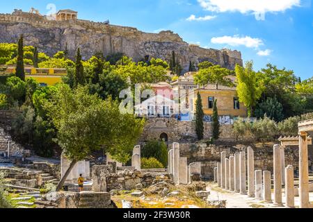 Blick auf den Akropolis-Hügel und antike griechische Ruinen aus dem Plaka-Viertel in Athen, Griechenland. Stockfoto