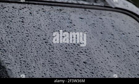 Autoglas mit Wassertropfen nach dem Regen Stockfoto