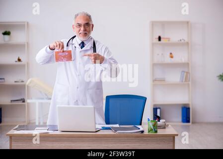 Alter männlicher Arzt Radiologe, der im Krankenhaus arbeitet Stockfoto