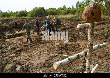 Rschew, Russland. September 2020, 3rd. Das Birkenkreuz an der Stelle des Massengrabes der sowjetischen Soldaten während der Veranstaltung.Internationale Suchexpedition 'Rschew. Kalinin Front'' fand vom 3. Bis 17. September nicht weit von der Rschew-Gedenkstätte für den sowjetischen Soldaten statt. Die Expedition wurde von der Russischen Militärhistorischen Gesellschaft organisiert. Im Jahr 2020 arbeiteten auf dem Territorium des Rschewski Bezirkes fast 500 Suchmaschinen aus 53 Regionen der Russischen Föderation. Sie entdeckten die Überreste von mehr als 704 Soldaten der Roten Armee, die während des Großen Vaterländischen Krieges starben, 12 Namen wurden festgestellt. (Gutschrift Im Stockfoto