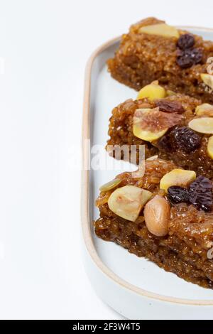 Yakbap, koreanische Dessert gewürzt klejewoj Reis mit Honig, Datteln, Kastanien gemischt Stockfoto