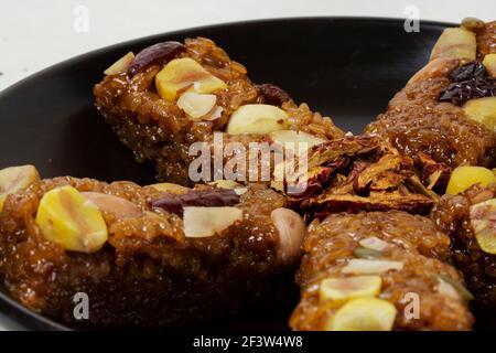 Yakbap, koreanische Dessert gewürzt klejewoj Reis mit Honig, Datteln, Kastanien gemischt Stockfoto